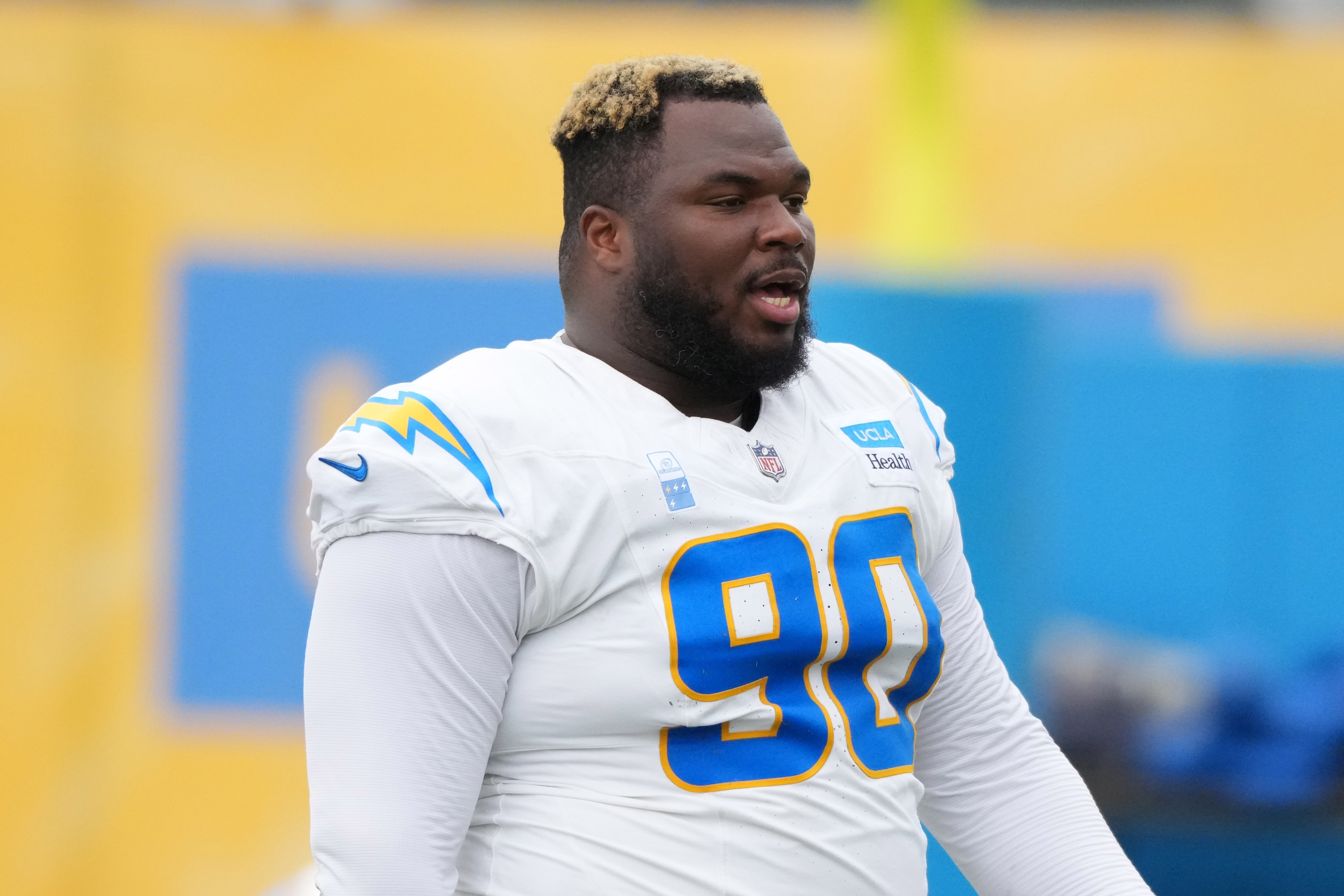 Chargers defensive lineman Tart