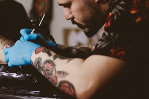 Quem tem tatuagem pode doar sangue?