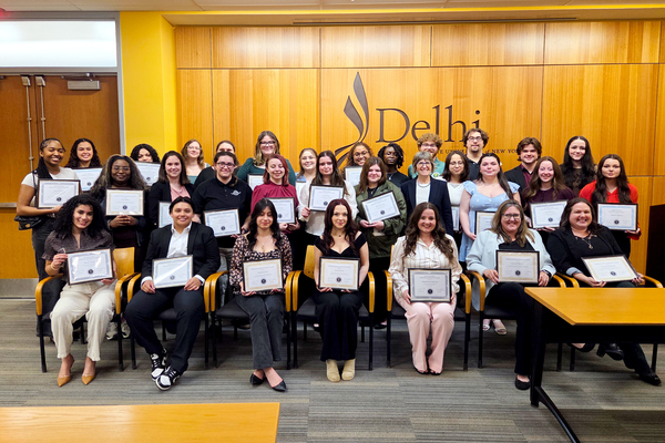 Representation of the achievement named 'Students Recognized with Leadership Awards'.