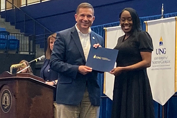 Representation of the achievement named 'UNG doctoral nursing student earns research award'.