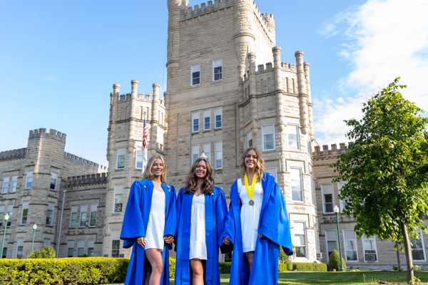EIU Students Preparing for Graduation