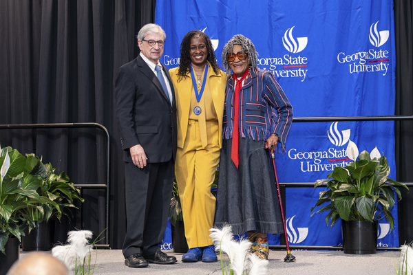 Romonda Middlebrooks-Jefferson (center)