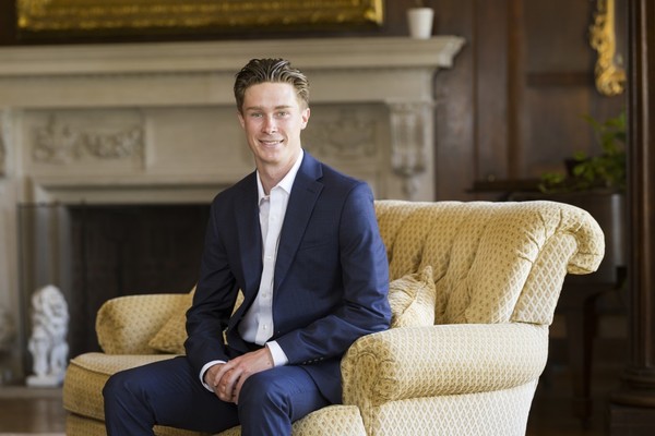Representation of the achievement named 'Fund Management Experience at Stonehill Opens KPMG Door for Finance Major'.