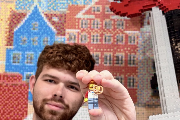 Representation of the achievement named 'Student Turns LEGO Resale Hobby Into $50,000 Business    '.