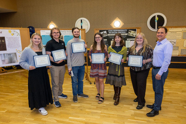 Representation of the achievement named 'English recognizes 28 students at English Night'.
