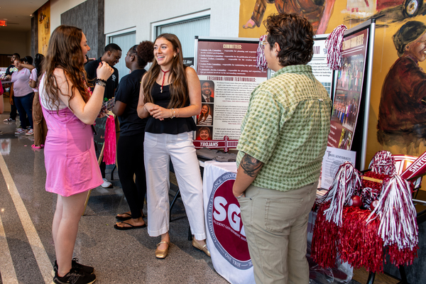 New student talks with student organization representatives during the Browse Session at IMPACT New Student Orientation. 