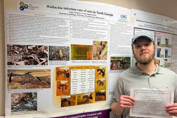 Representation of the achievement named 'UNG biology students present research at conference'.