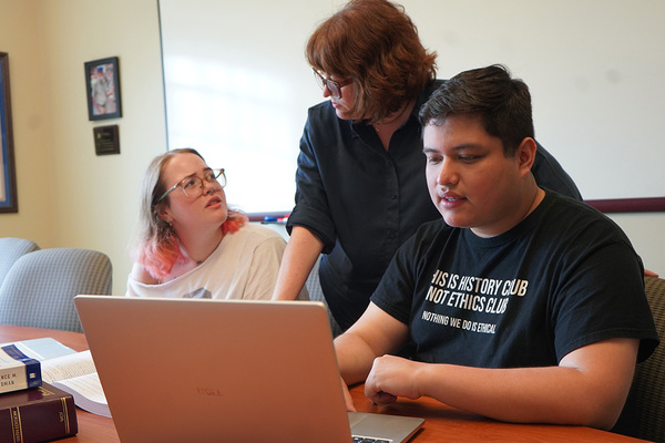 Representation of the achievement named 'UNG students collaborate with professors on research'.