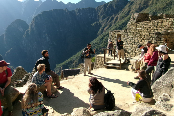 Representation of the achievement named 'UA Students Hike Peru's Inca Trail'.