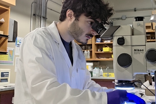 Representation of the achievement named 'Physics student enriches knowledge at National High Magnetic Field Laboratory'.