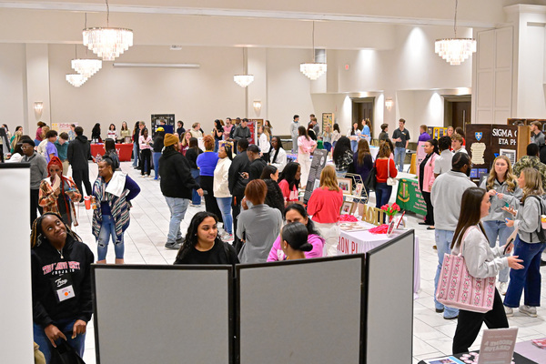 Troy University students participating in a browse session during Last Chance IMPACT Orientation.
