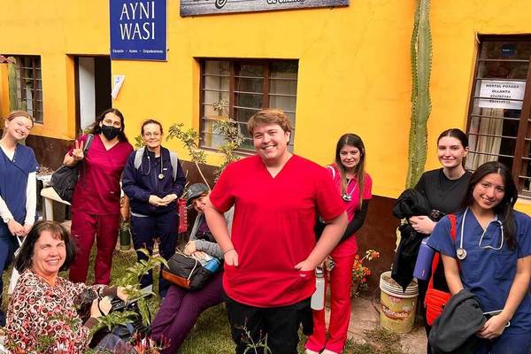Representation of the achievement named 'UNG nursing students on study abroad offer service in Peru'.