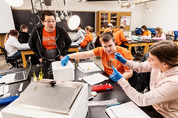 BI310MolecularBiologyCancerLab_DavidsonCole_020425_JD495_edit.jpg