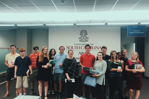 Mh students in libraryy