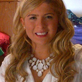 Isabela Coll De Pena’s headshot.