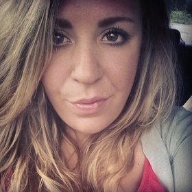 Amanda Lyons’ headshot.