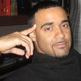 Robert Williams’ headshot.