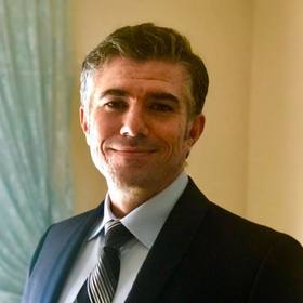 Muammer Matthew Aktas’ headshot.