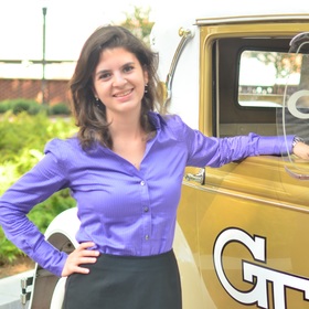 Elisa Schrader Echeverri’s headshot.