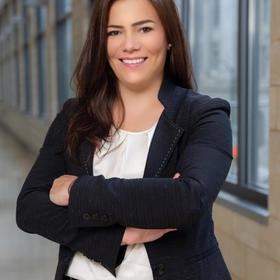 Thais De Almeida’s headshot.