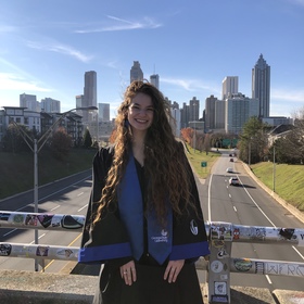 Amanda Mendoza’s headshot.