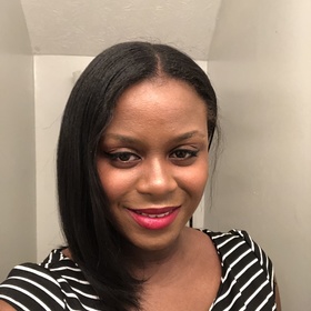 Te'Aonia Jones’ headshot.