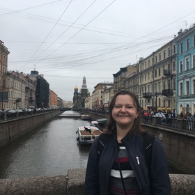 Hannah Phillips’ headshot.