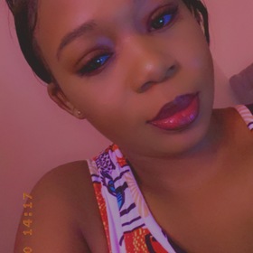 Aline Zowena’s headshot.