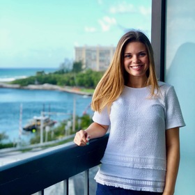 Amy Thompson’s headshot.