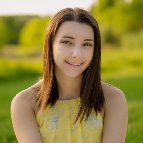 Amanda Mitchell’s headshot.