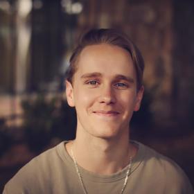 Nicholas Ayres’ headshot.