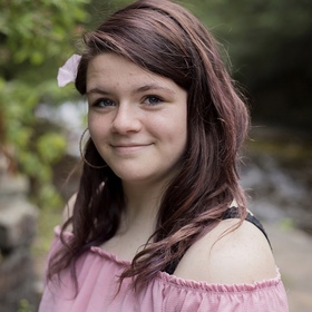 Hannah Cook’s headshot.