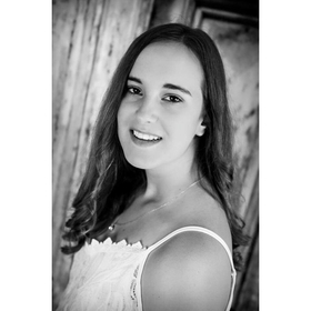 Elizabeth Locke’s headshot.