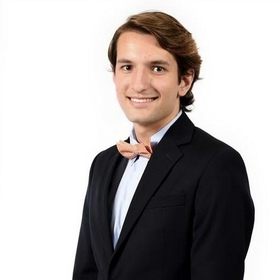 Alexander Bates’ headshot.