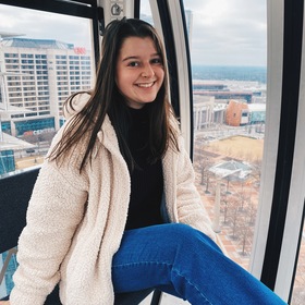 Lindsay Jones’ headshot.