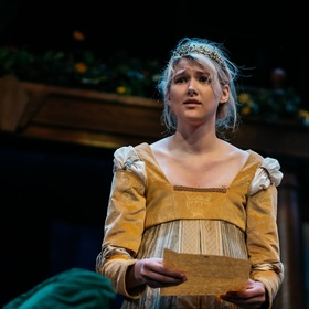 Elizabeth DeMore’s headshot.