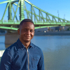 Otelemate Harry’s headshot.