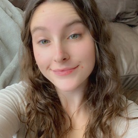 Bella Rogers’ headshot.