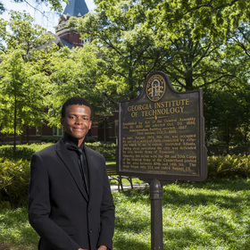 Asante Ndlela’s headshot.