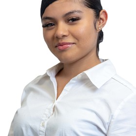 Laura Zapata’s headshot.