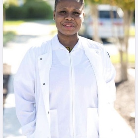 Gifty Awusi’s headshot.