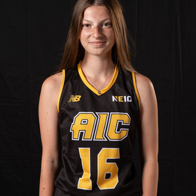 Madelyn Darling’s headshot.