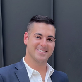 Simon Landrus’ headshot.