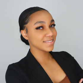 Ariuna Weaver’s headshot.