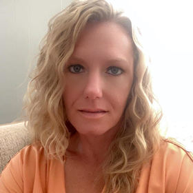 Amanda Dyer’s headshot.