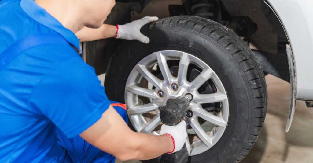 https://s3.amazonaws.com/rnrtires.com/wp-content/uploads/2026/03/04201103/GulfCoastRNR-445438-mechanic-installing-tire-blogbanner1-1024x536.jpg