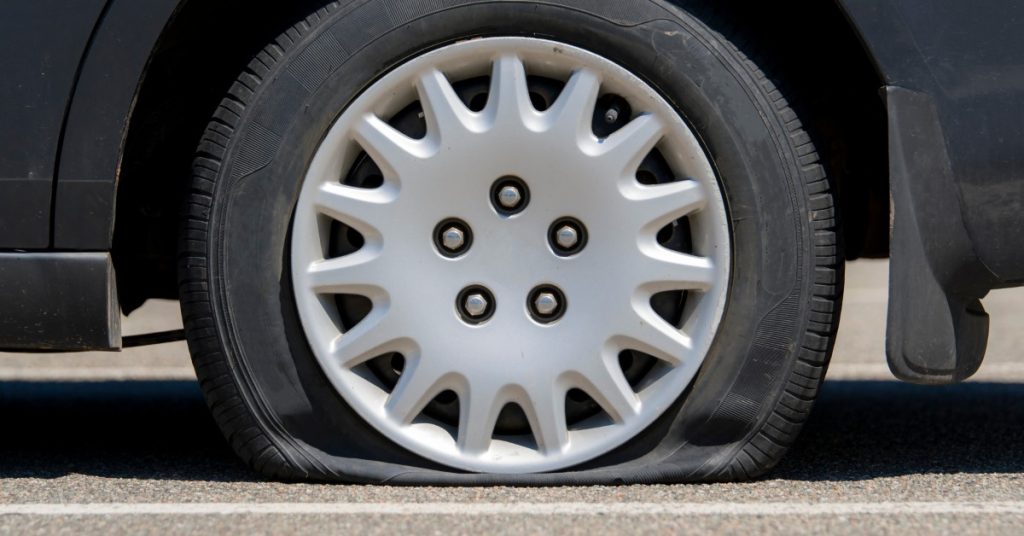 https://s3.amazonaws.com/rnrtires.com/wp-content/uploads/2026/05/05154619/GulfCoastRNR-445503-flat-tire-wheel-blogbanner1-1024x536.jpg