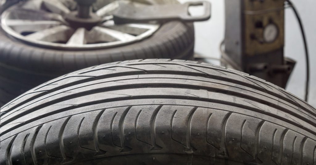 https://s3.amazonaws.com/rnrtires.com/wp-content/uploads/2026/05/28155258/GulfCoastRNR-445532-old-tire-cracking-blogbanner1-1024x536.jpg