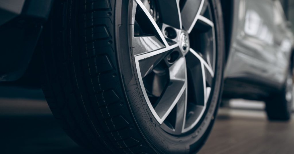https://s3.amazonaws.com/rnrtires.com/wp-content/uploads/2026/06/29194101/JSATires-441349-Tire-Car-Clean-BlogBanner1-1024x536.jpg