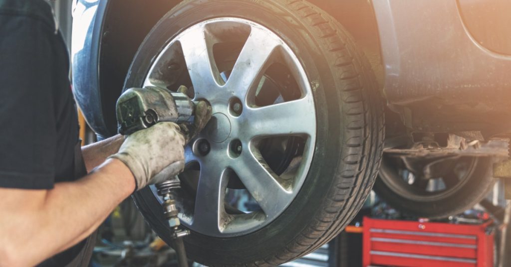 https://s3.amazonaws.com/rnrtires.com/wp-content/uploads/2026/08/20174101/GulfCoastRNR-448079-mechanic-changing-tire-blogbanner1-1024x536.jpg